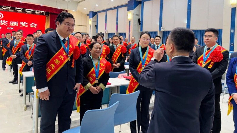 李国英亲热会见中国节水奖获奖代表，，，，，，王浩宇作交流讲话